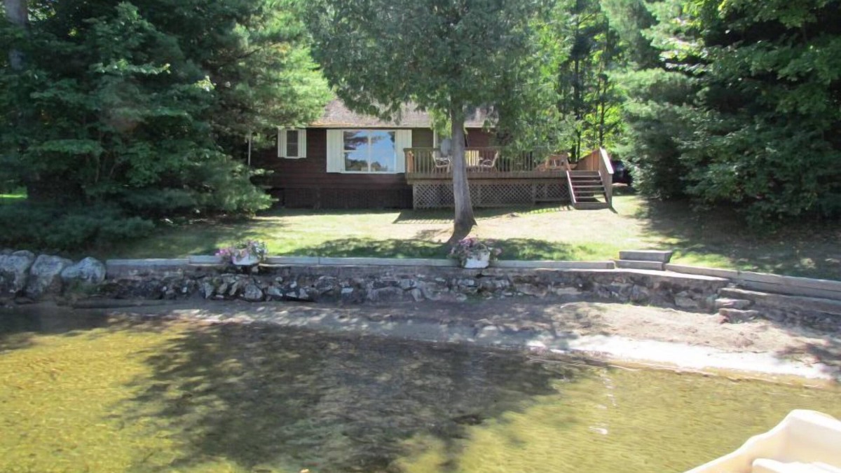 Gravenhurst Cottage | Charming & Bright Muskoka Lakefront Bay Cottage with 2 Kayaks