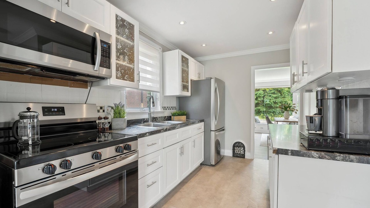 Oakville House | Charming bungalow centrally located in East Oakville