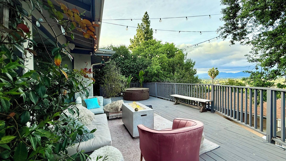 Sherman Oaks House | Charming bungalow house in Sherman Oaks w/pool table, fire pit, hot tub & piano