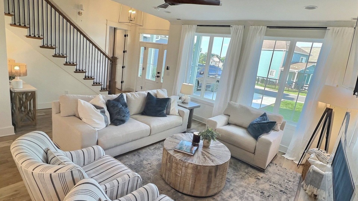 Winchester House | Charming Bungalow in beautiful Barefoot Bay - Fire pit, lakefront pool and more