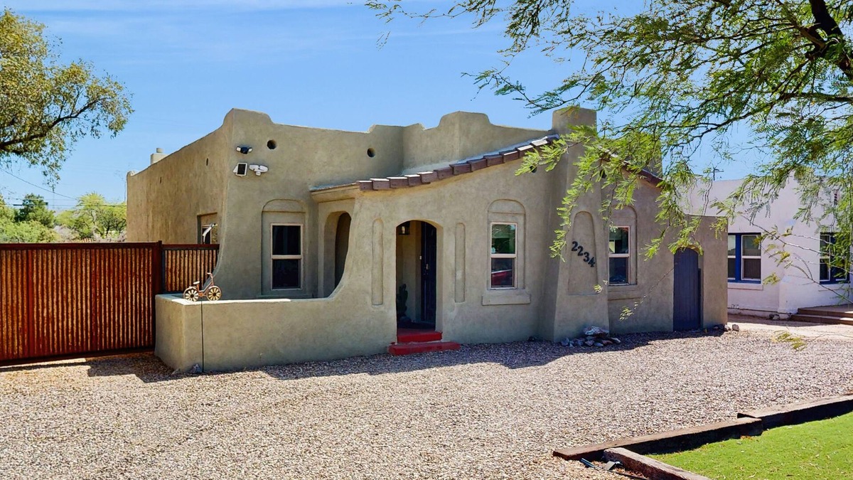Sam Hughes House | Charming bungalow near U of A with central AC, WiFi, washer/dryer & kitchen