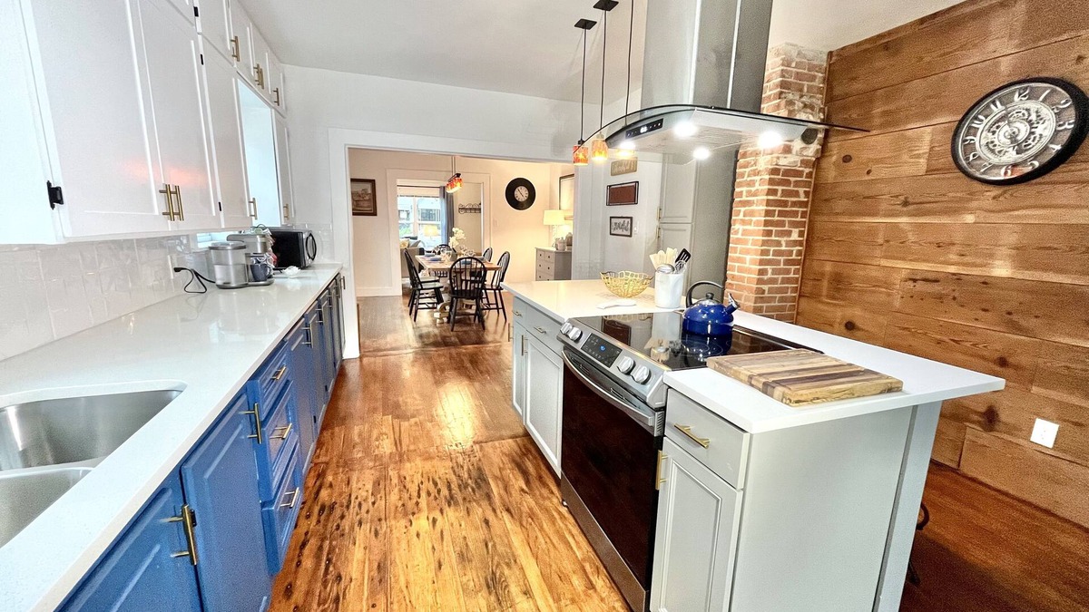 Brookview House | Charming Bungalow - perfect for long stays