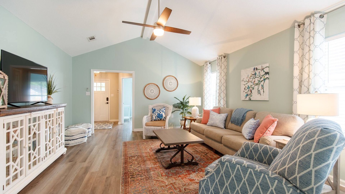 Valdosta House | Charming Bungalow- Sleeps 8, Close to Moody AFB/Freedom Park & Pet Friendly!