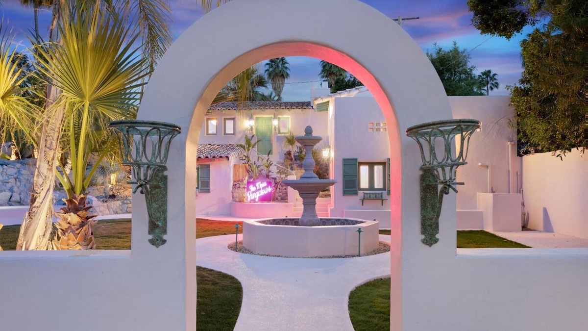 The Mesa House | Charming Bungalow with Two Patio Areas and Private Pool