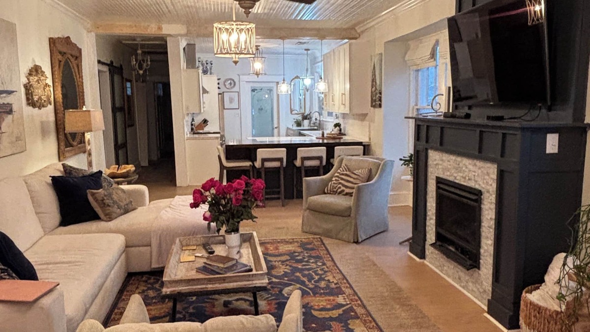 Columbia House | Charming Bungalow, convenience of downtown, yet a tranquil quiet neighborhood
