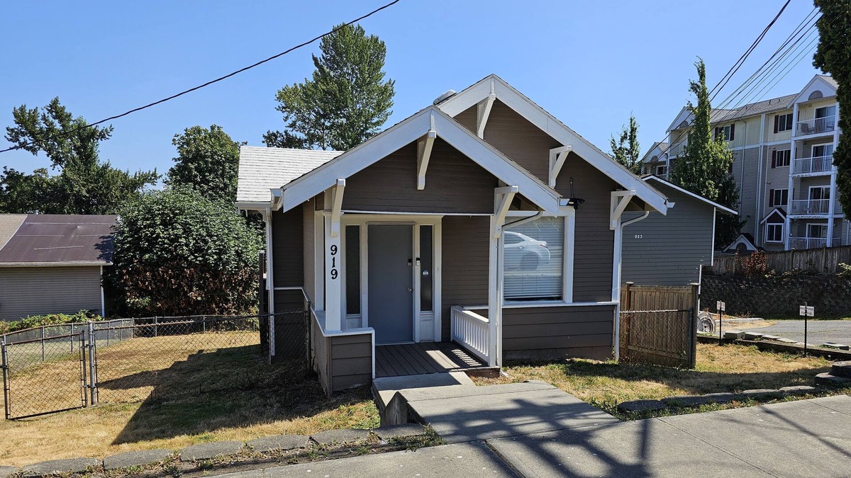 Everett House | Charming bungalow with AC and WiFi in delightful Everett