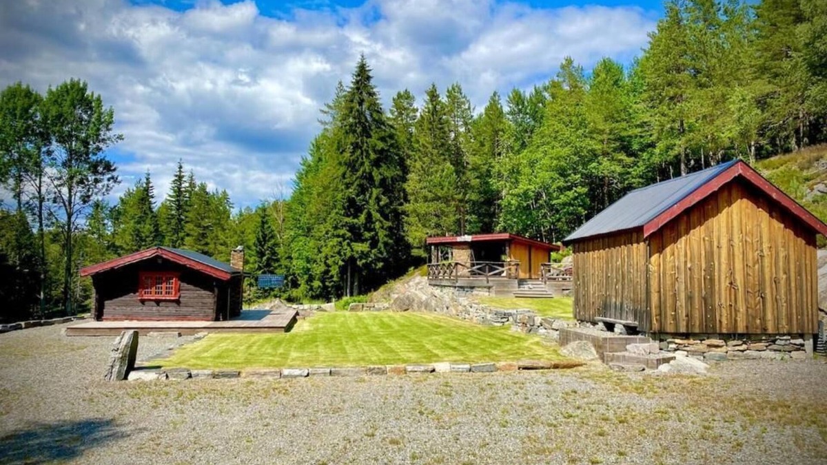 Gjerstad Cabin | Charming cabin from the 1900s in scenic surroundings