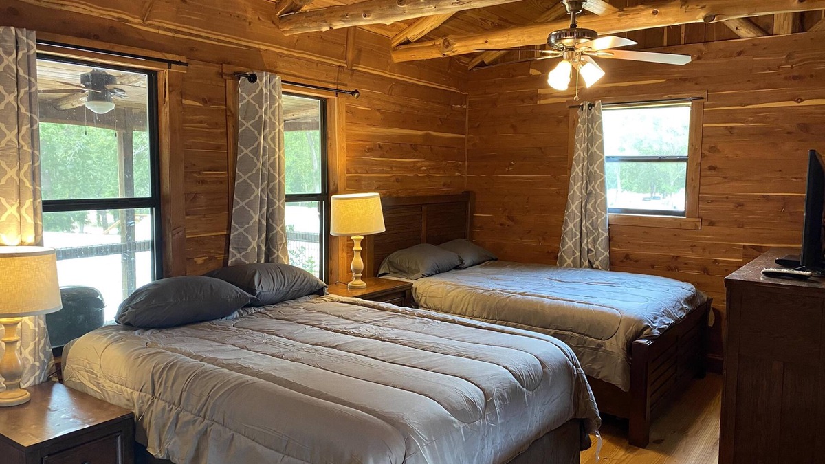 Prairie Lea Cabin | Charming Cabin on the San Marcos River with large back screened-in deck! - L2
