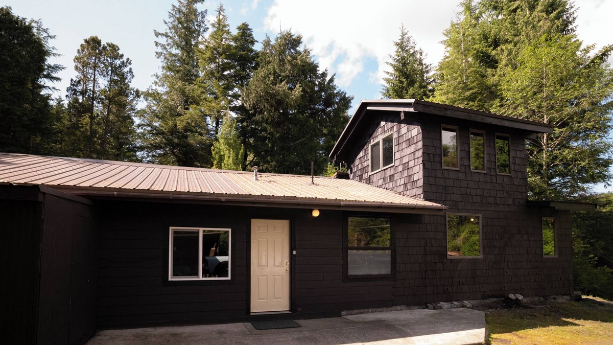 Ketchikan House | Charming Cabin Retreat – Walk to Whipple Creek, Private nearly acre.