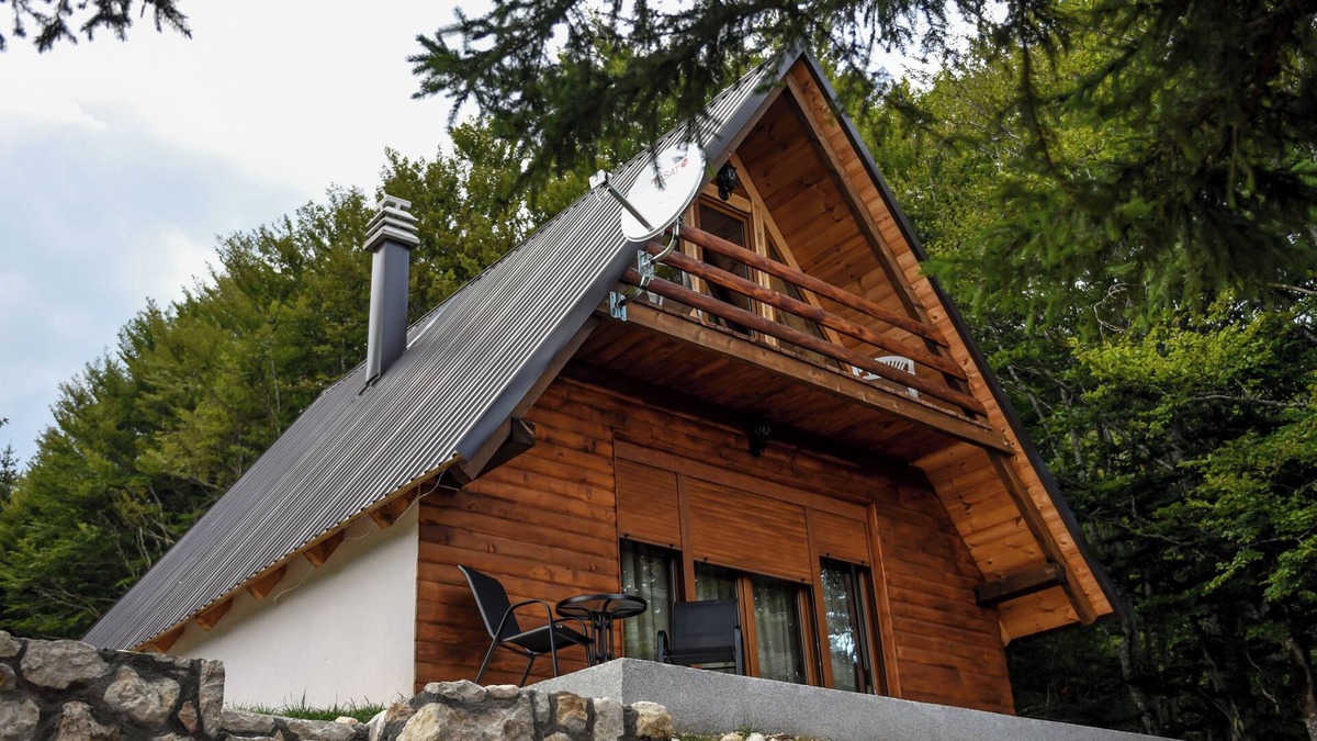 Zabljak Ski Chalet | Charming Cabin Steps from Black Lake – Surrounded by Nature