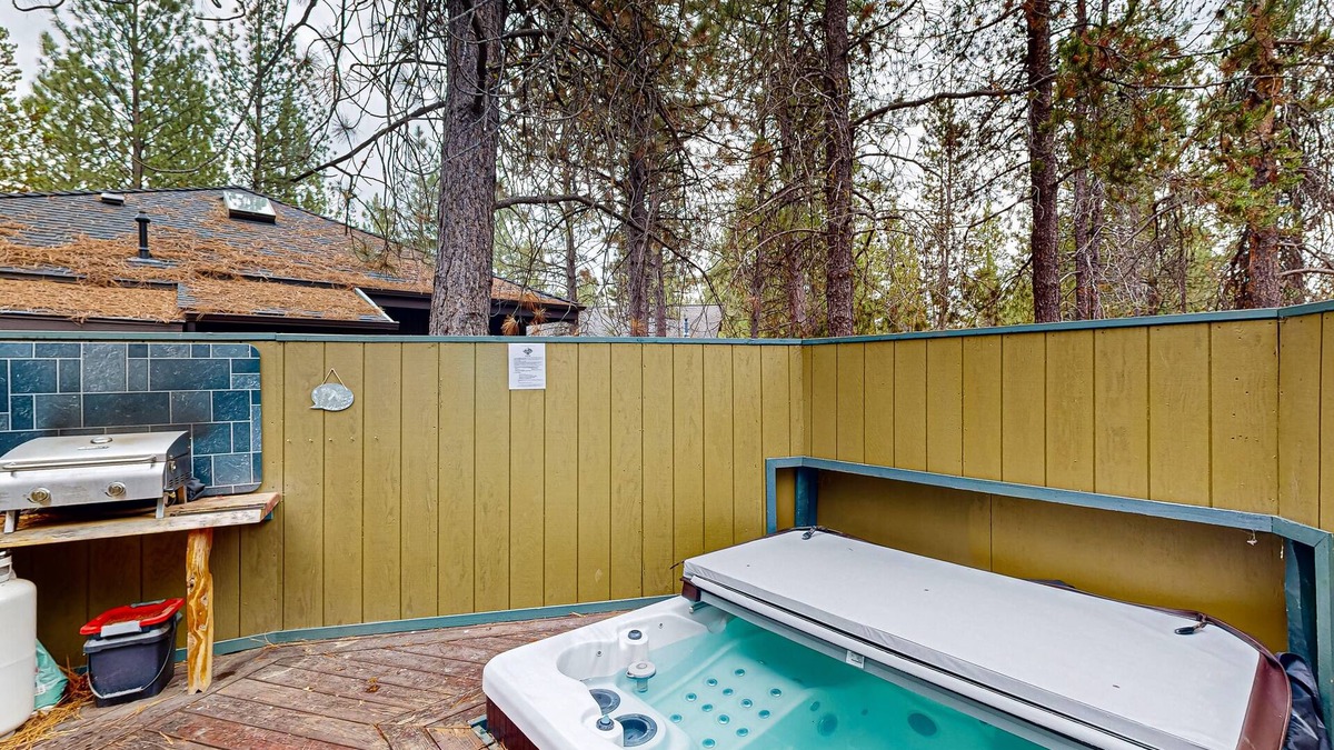 Sunriver House | Charming cabin with SHARC amenity passes, WiFi, streaming, private hot-tub