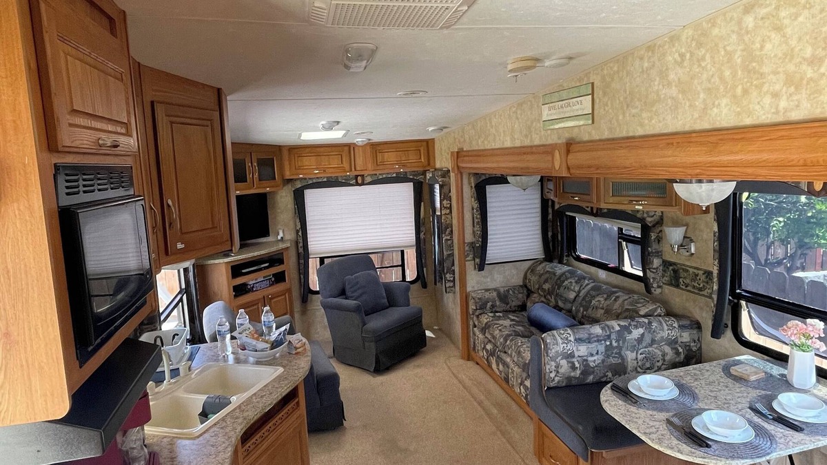 Rolando Park House | Charming Camper in Prime La Mesa Location – WiFi & inside parking Included