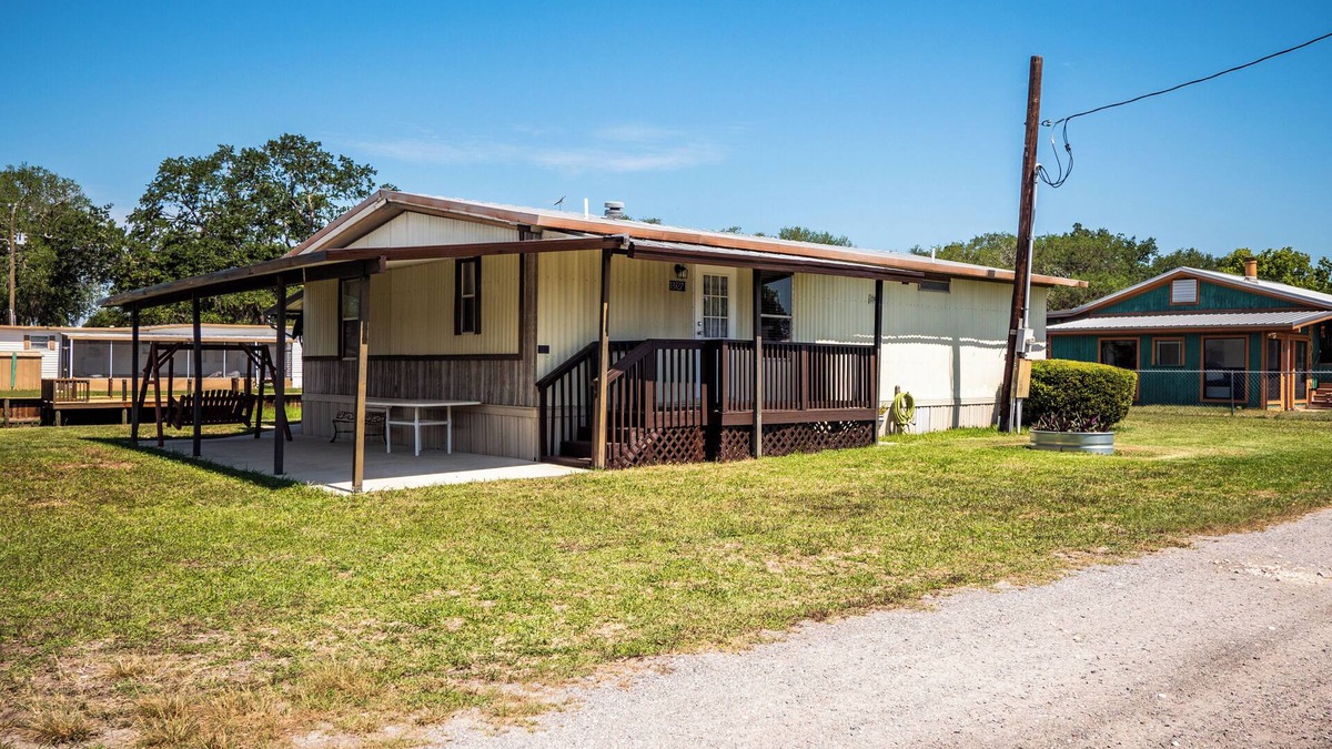 Fort McCoy House | Charming Canal Waterfront 3/2 in Salt Springs