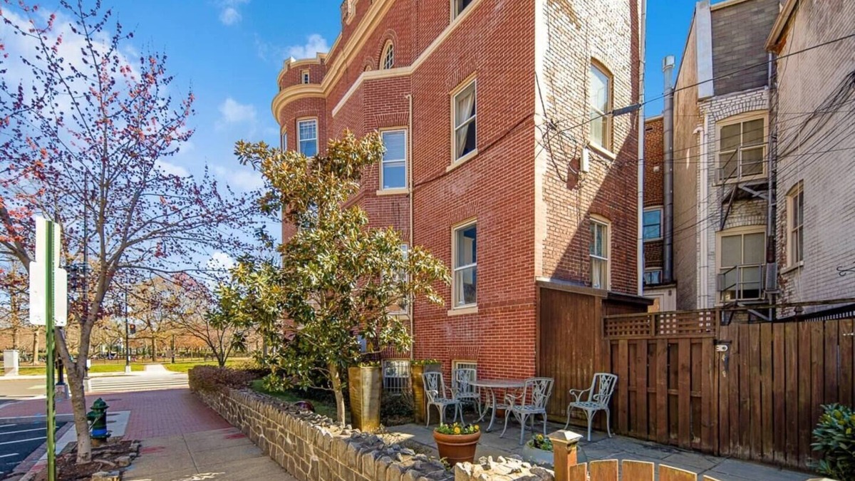 Stanton Park Apartment | Charming Cap Hill 2BR - 3 blocks to Cap Vet Owned
