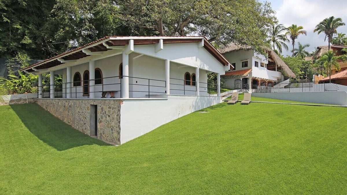 North End House | Charming casita. Private, secure with pickle ball and basketball half-court.