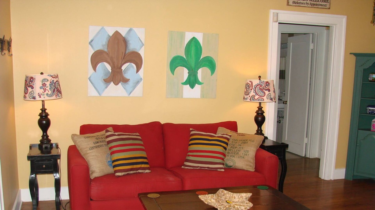 Milan Cottage | Charming casita, Uptown 1920's Bungalow - Walk to Streetcar