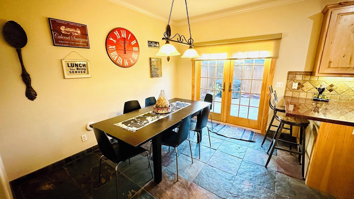 Davis House | Charming & Central 2200 sq. feet house in Davis walking distance to everywhere