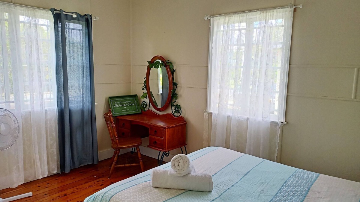 Coorparoo House | Charming Central Convenient Peaceful 3bdrm home in Coorparoo