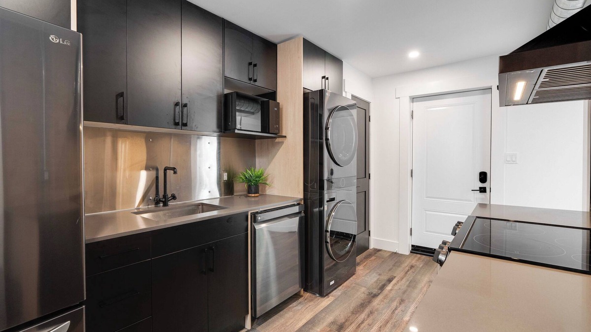 London Apartment | Charming Century 2 Bed, 2-Storey Apartment