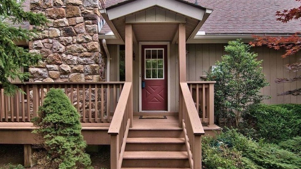 Pocono Pines House | charming chalet in the Lake Naomi community