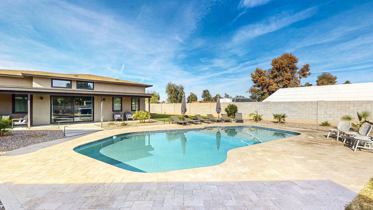 Las Casitas del Sur Hotel | Charming Chandler retreat with pool, guest house & fun!
