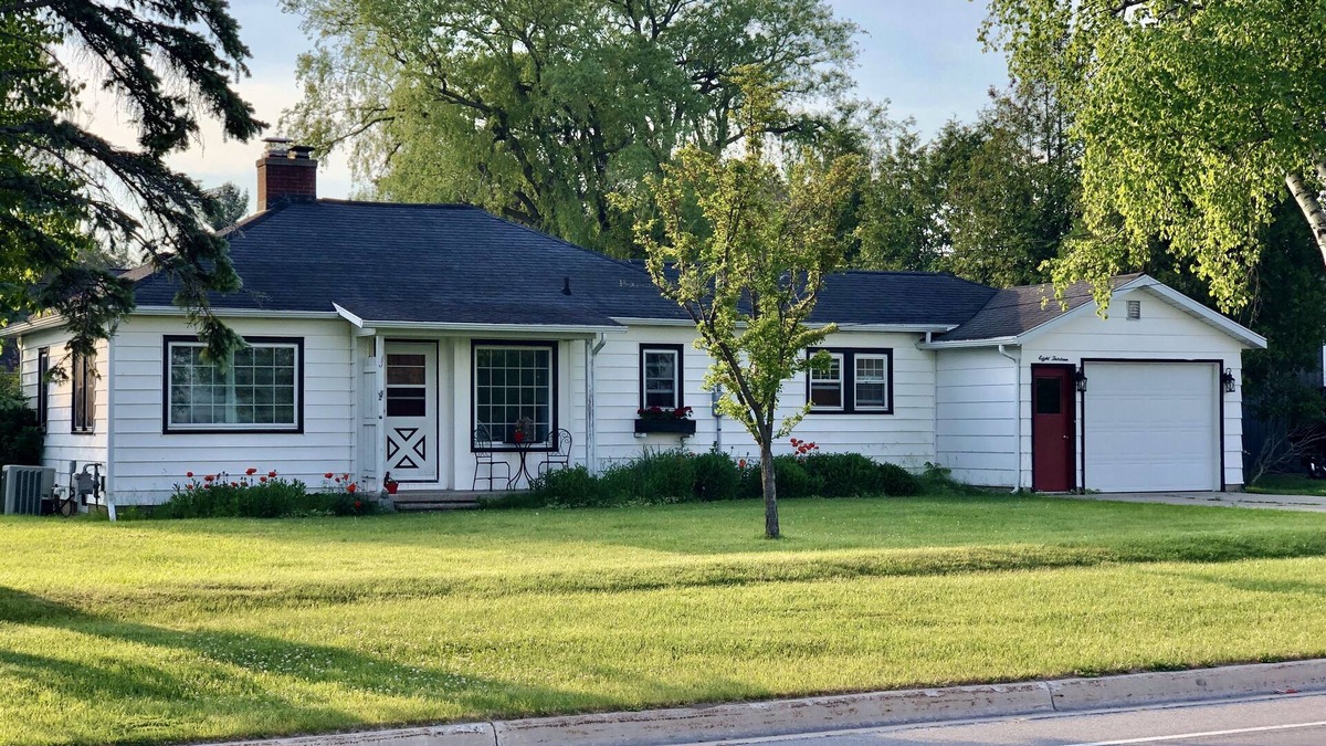 Manistee House | Charming Cherry Street Cottage. Golf And Beach.