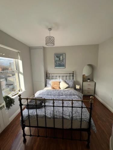 Broadstone Apartment | Charming City Centre Hideaway