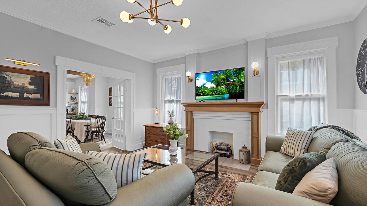 Brookview House | Charming Clementine 2-bedroom midterm house in peaceful Waco- FULLY FURNISHED