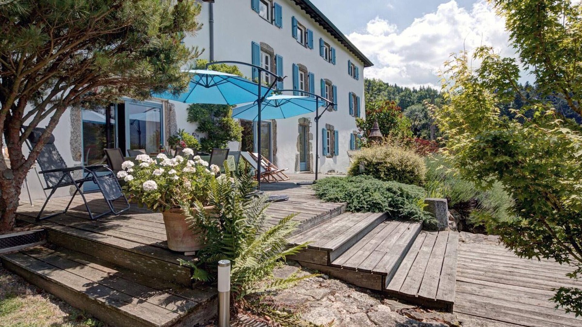 Saint-Jean-la-Vetre Cottage | Charming Cottage with Sauna and WiFi