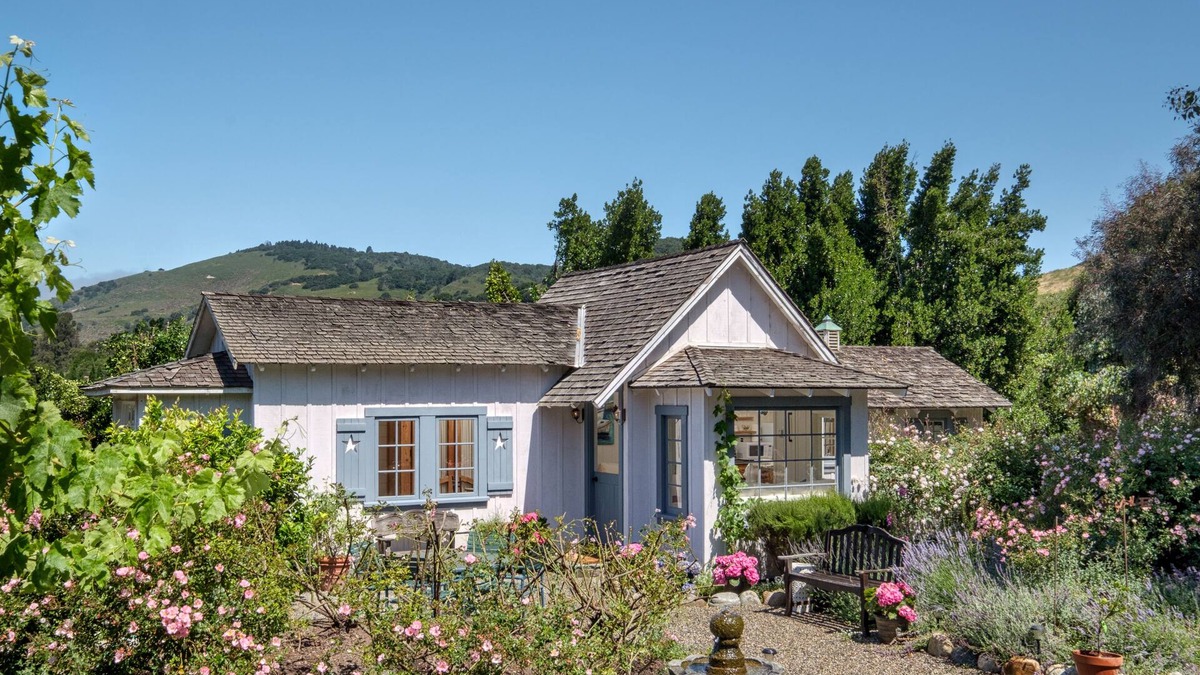 Carmel Cottage | Charming Coastal Cottage Comfortable Living Indoor and Out - 31 Nights Minimum