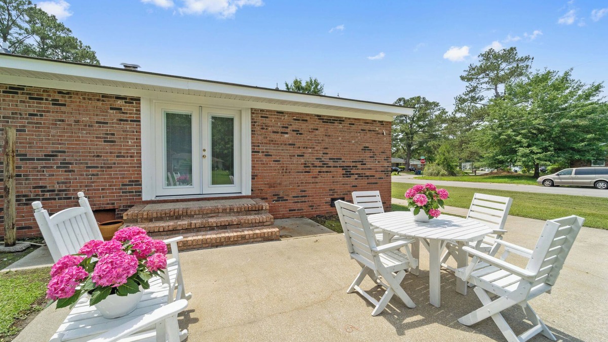 Westgate House | Charming Coastal Getaway! Minutes from Camp Lejeune,coastal beaches & downtown!