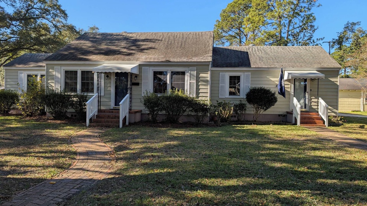 Georgetown House | Charming Coastal Retreat in Willowbank near Downtown Georgetown