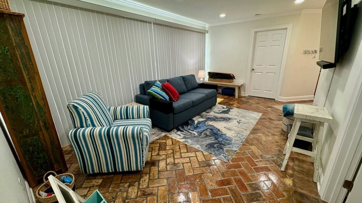 Gulfport House | Charming Coastal Retreat: Your Cozy Haven Near the Beach