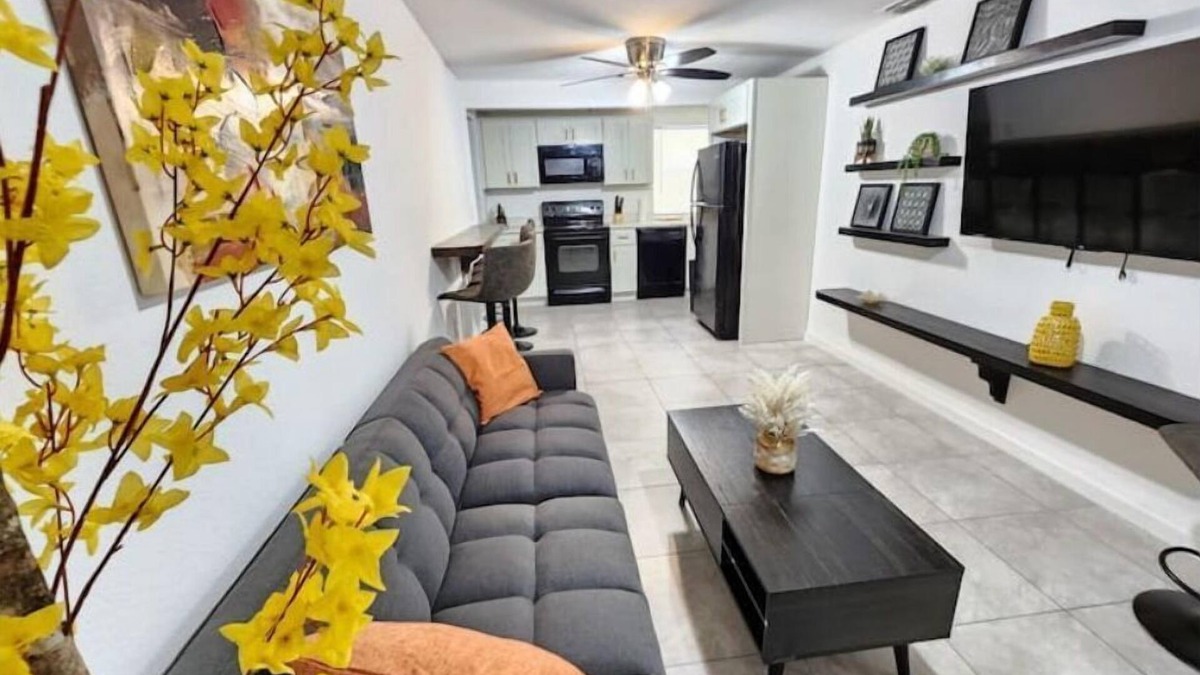 Northwest Orlando House | Charming College pk Duplex @Lake Fairview Sleeps 8