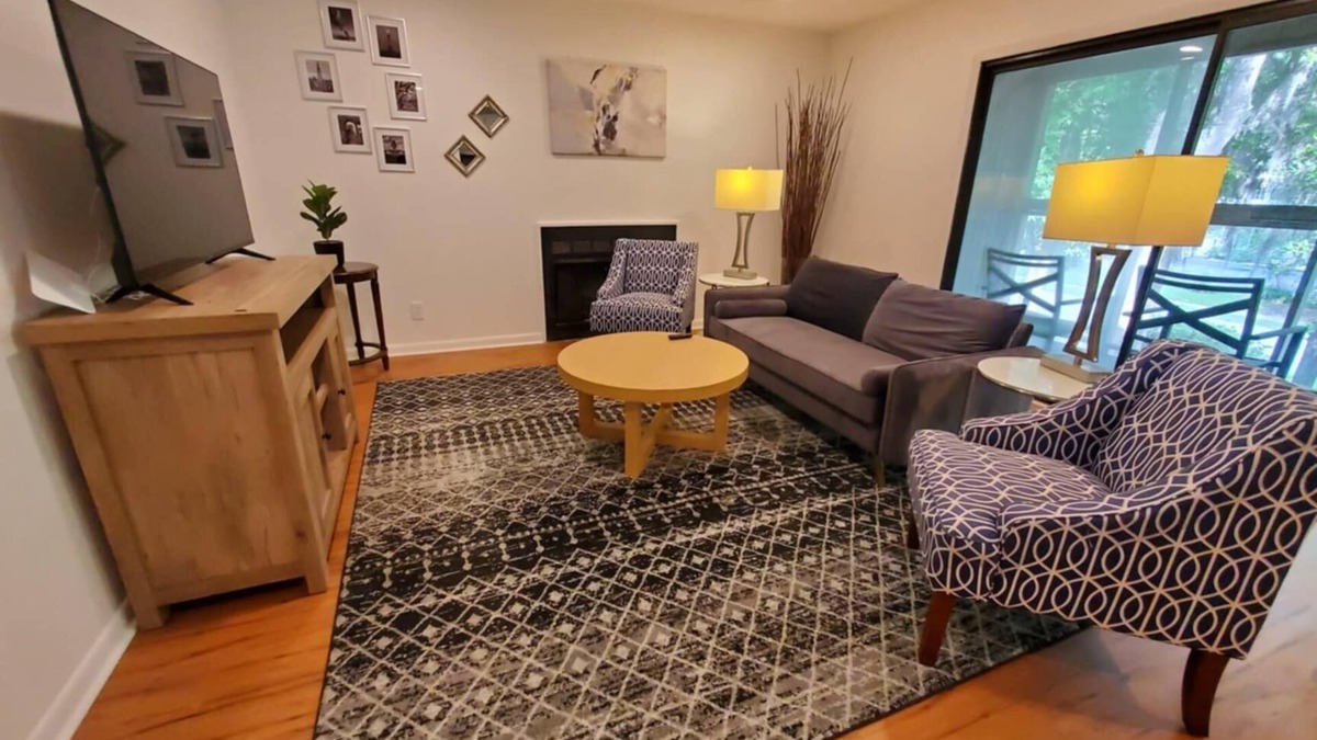 West Ashley Condo | Charming Condo amongst trees Close to Everything