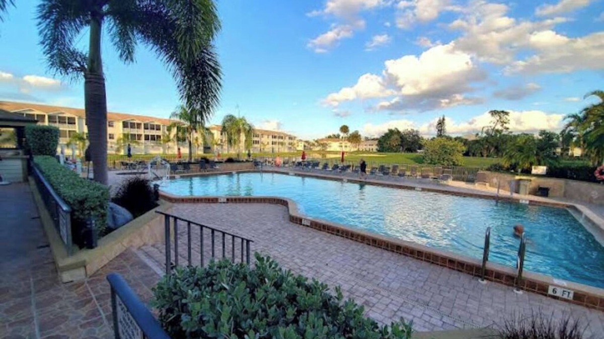Biggar Condo | Charming Condo in Fort Myers Florida - Centrally Located w/Pool & Hot Tub