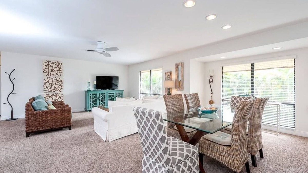 Sanibel Condo | Charming condo located near the beach w/pool, W/D, and internet