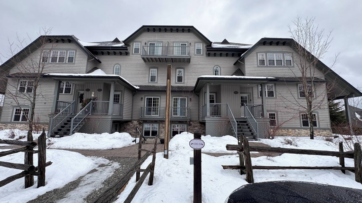 Mont-Tremblant Village Apartment | Charming condo with a huge view at 8min skiing mountain - pool and tennis !