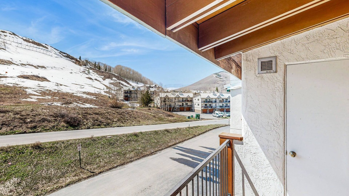 Crested Butte Condo | Charming Condo with Indoor Pool and Hot Tub - On Bus Line Half-Mile to Slopes