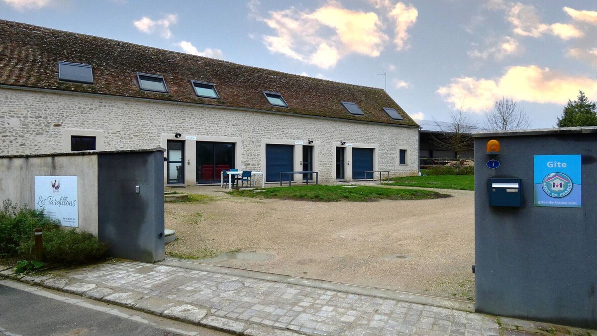 Moutiers Cottage | Charming Contemporary Farm Gîtes in Scenic Beauce Village, Private Garden & Parking