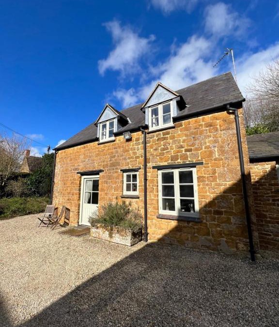 Middleton Cheney House | Charming Cotswold stone cottage in the Oxfordshire countryside