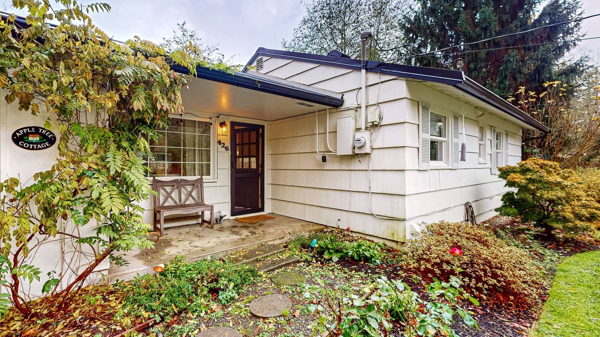 Bainbridge Island Cottage | Charming cottage with new finishes, Wifi & walking distance from strawberry park