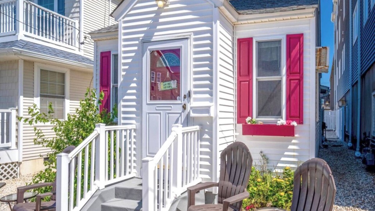 Ortley Beach Cottage | Charming cottage in Seaside Heights, 3 houses from beach, parking, beach badges