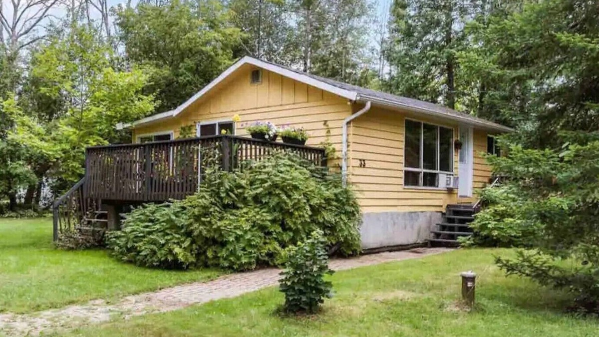 Tay Cottage | Charming Cottage 2 min walk from a private beach on Georgian Bay