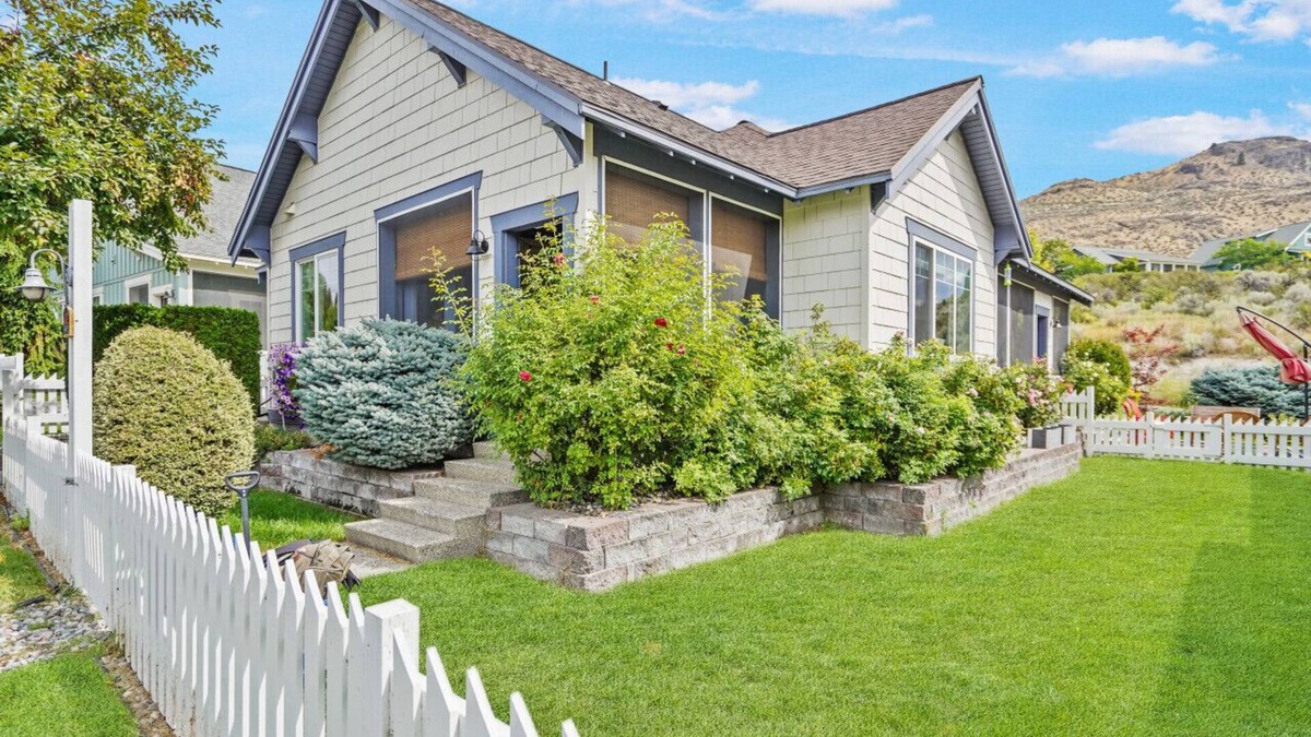 Oroville Cottage | Charming cottage close to the pool, hot tub, beach and more!