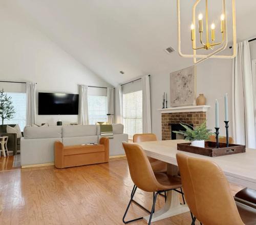 Savannah House | Charming Cottage for Family and Dogs near Beach & City