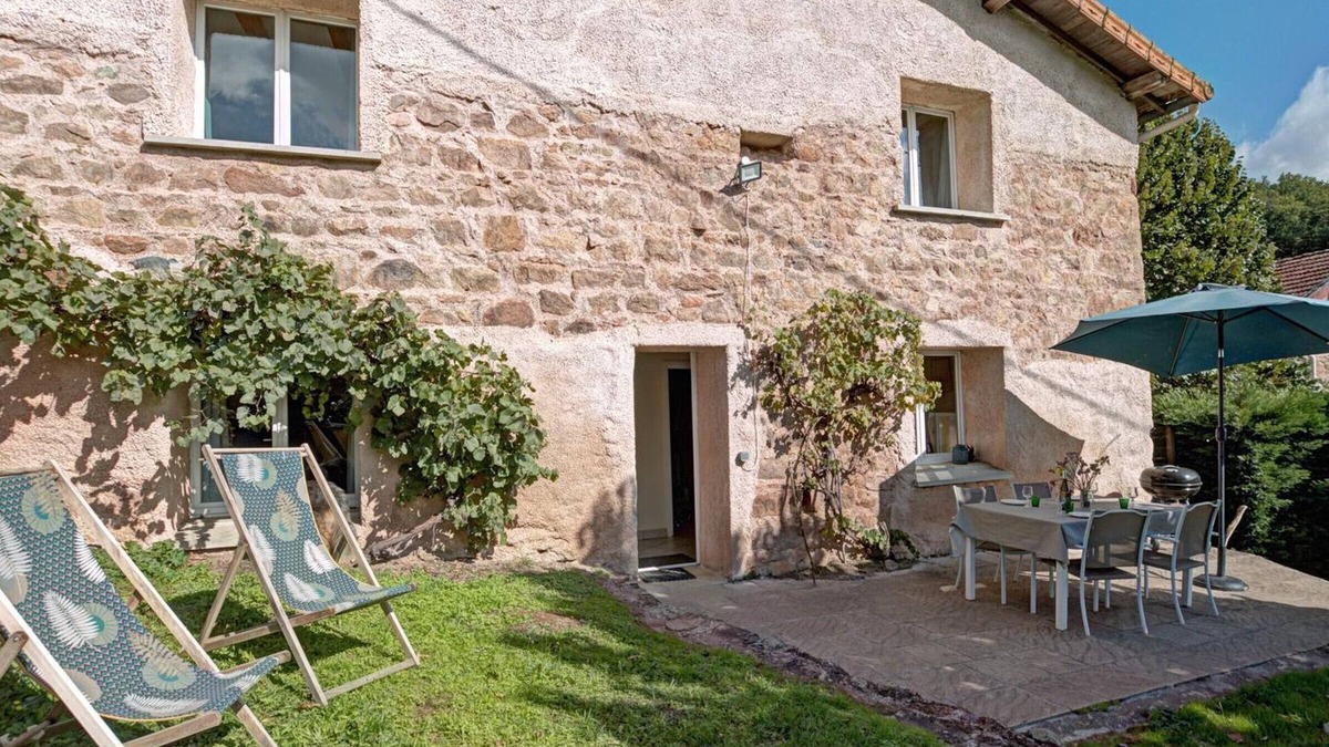 Sevelinges Cottage | Charming cottage for 6, enclosed garden, pets accepted