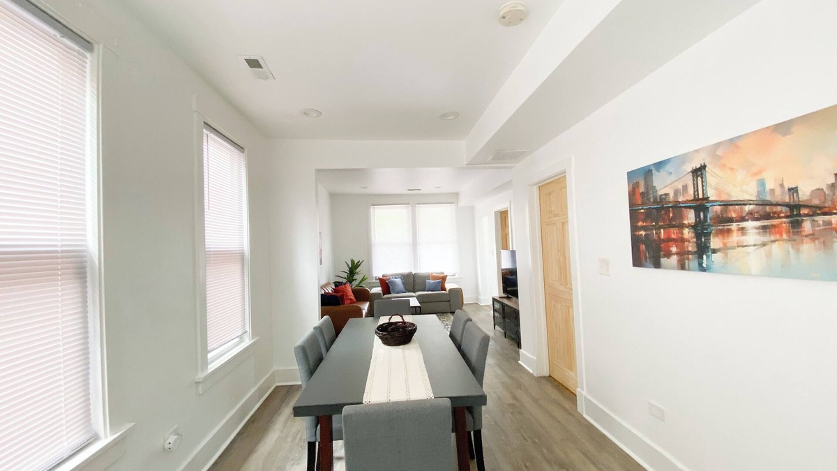 Tri-Taylor Apartment | Charming Cottage Home Near Little Italy & UIC
