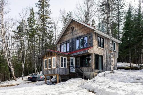 Sainte-Beatrix Ski Chalet | Charming Cottage In a Peaceful Forest & Calm River