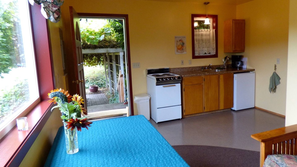 Port Townsend Cottage | Charming Cottage in Secret Garden
